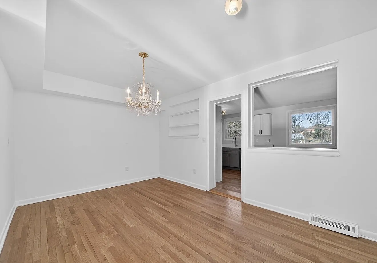7 bed, 2200 sqft, $7,800 — Photo 3