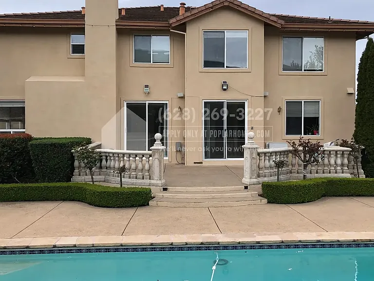 48905 Crestview Cmn — Photo 2