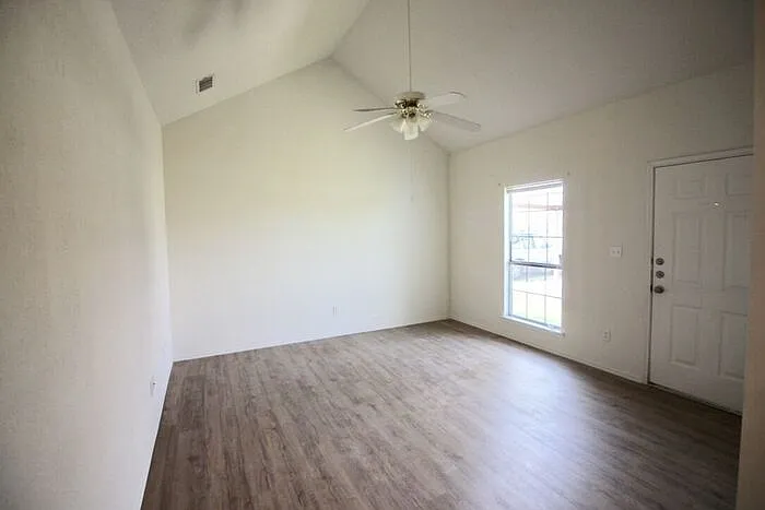 114 Collett Ct — Photo 4