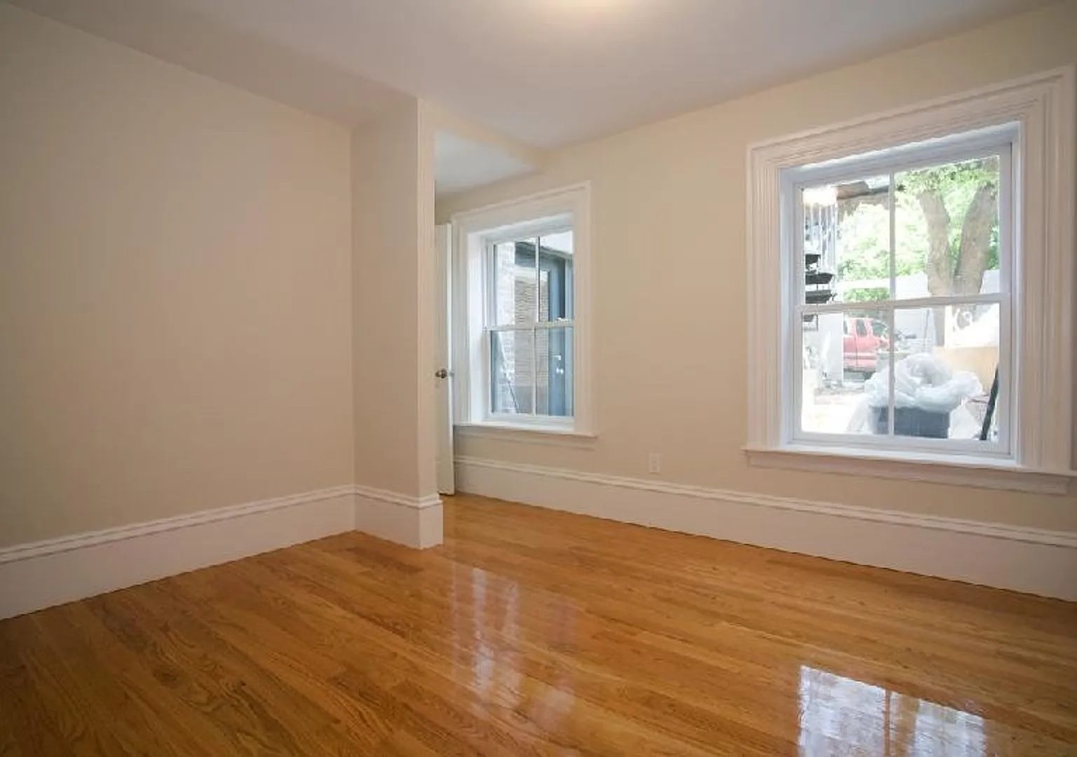 Beautiful 2 bed unit with in-unit laundry and private patio!! — Photo 4