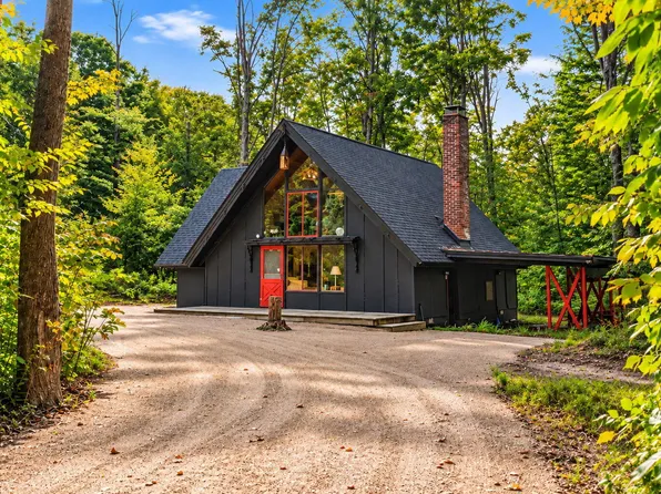 5360 Tyrol Ln, Harbor Springs, MI 49740