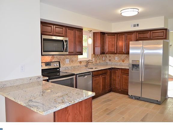 3rd image of 225 Tinsley Ct