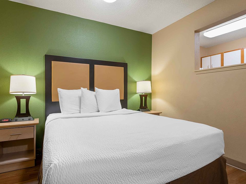 Deluxe Studio - 1 Queen Bed