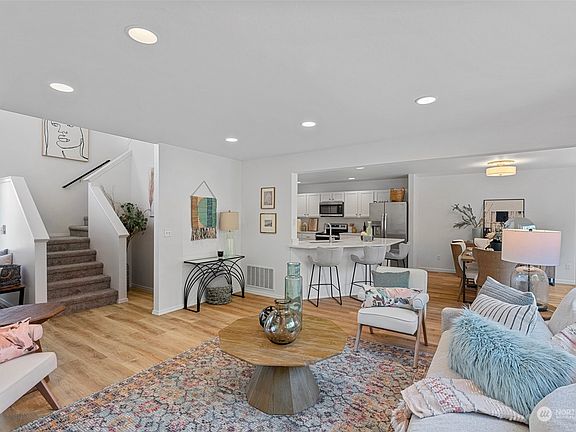 4th image of 715 123rd Avenue NE
