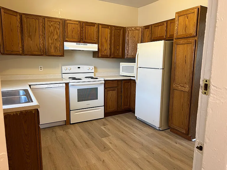 2411 Lynn St — Photo 8