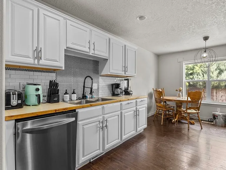 1110 SW Isaac Ln — Photo 8