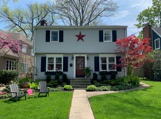 335 E Woodland Rd, Lake Bluff, IL 60044