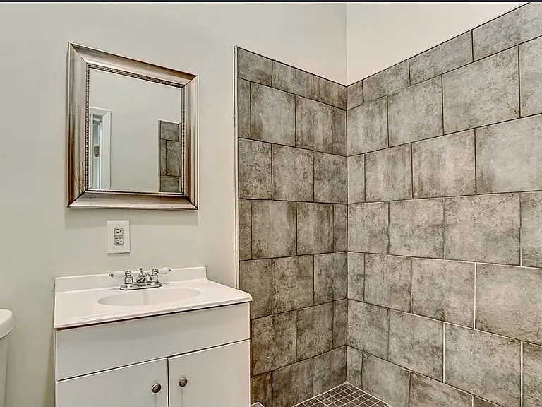 520 E Waldburg St #B — Photo 6