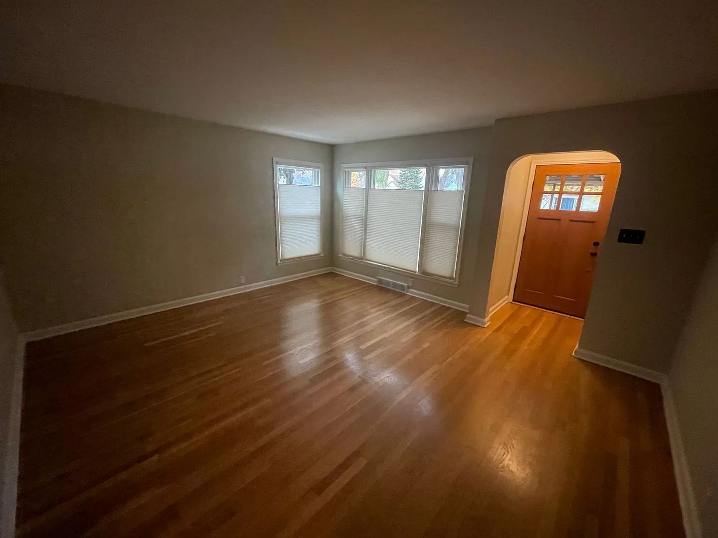 Large 3 Bedroom 1.5 bath Single Family Ready Now — Photo 2
