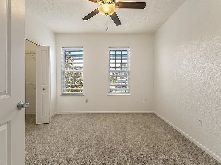 Lynbrook Apartments and Townhomes — Photo 17