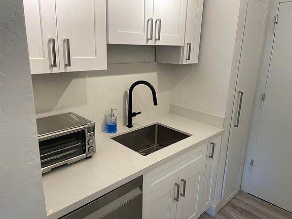 3rd image of 1205 Mariposa Ave APT 204
