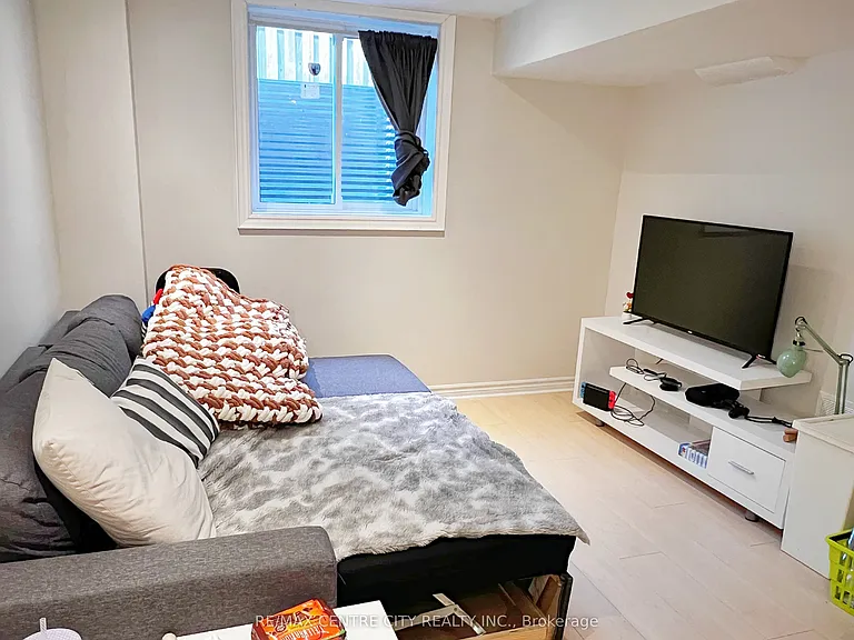 116 Paperbirch Cres E #UPPER — Photo 7