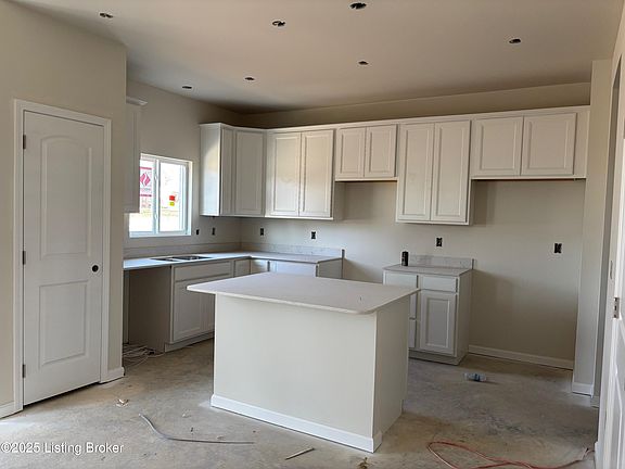 3rd image of 909 Triplett Cir