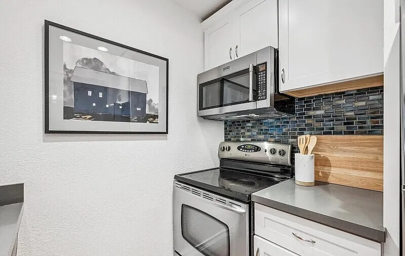1 bed, 1.0 bath, 682 sqft, $3,300 — Photo 1