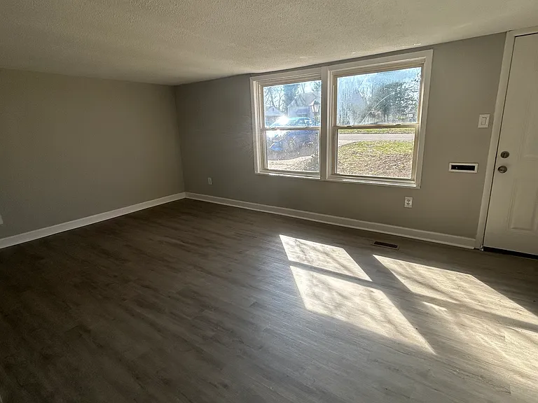 324 Ames Pl — Photo 3