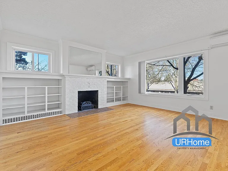 242 SE Washington St — Photo 3