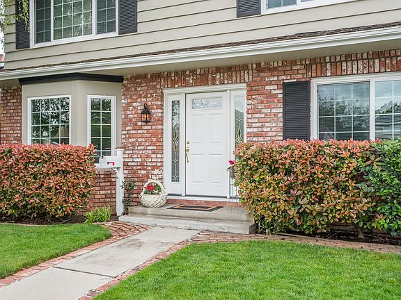 3rd image of 834 Clarkston Dr
