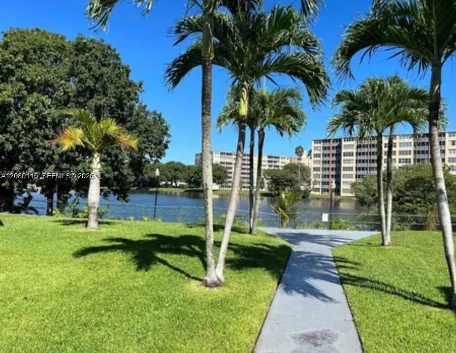 Sky Lake Gardens No 2 Con — Photo 1