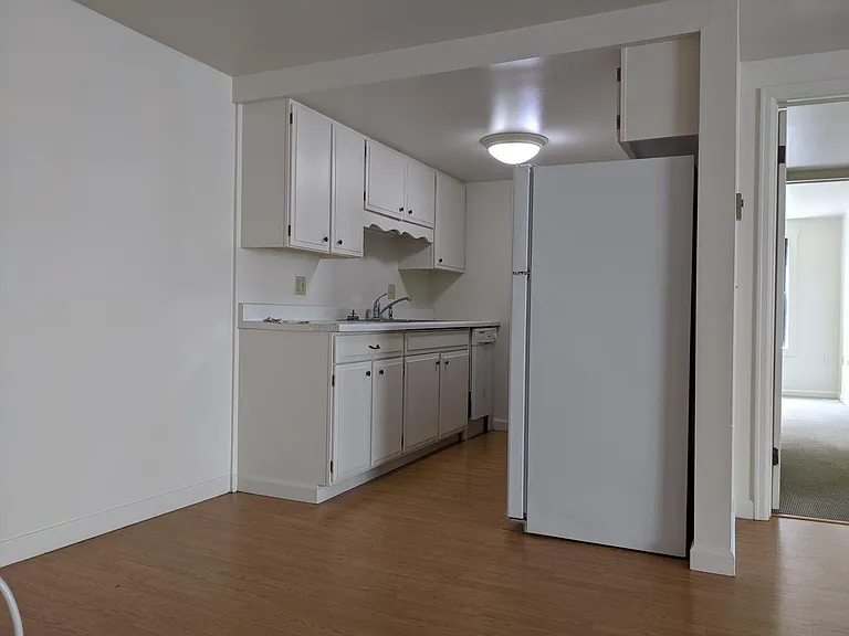 348 College St — Photo 9