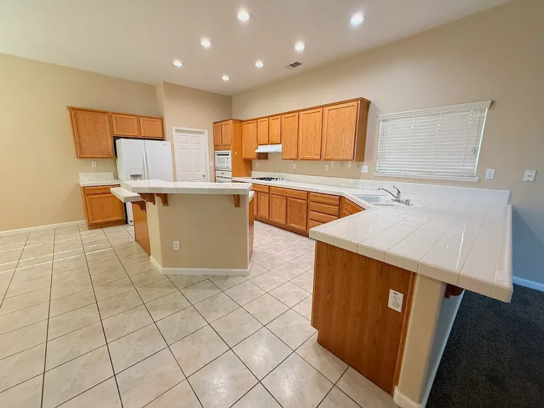 405 Hearst Dr — Photo 4