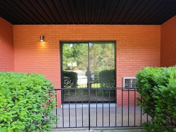 4th image of 568 N Broadway APT 21