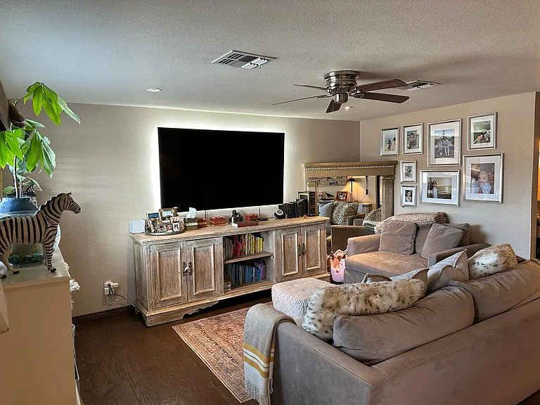 3215 E Sunnyside Ln — Photo 2