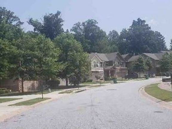 Exterior Neighborhood (street photo)