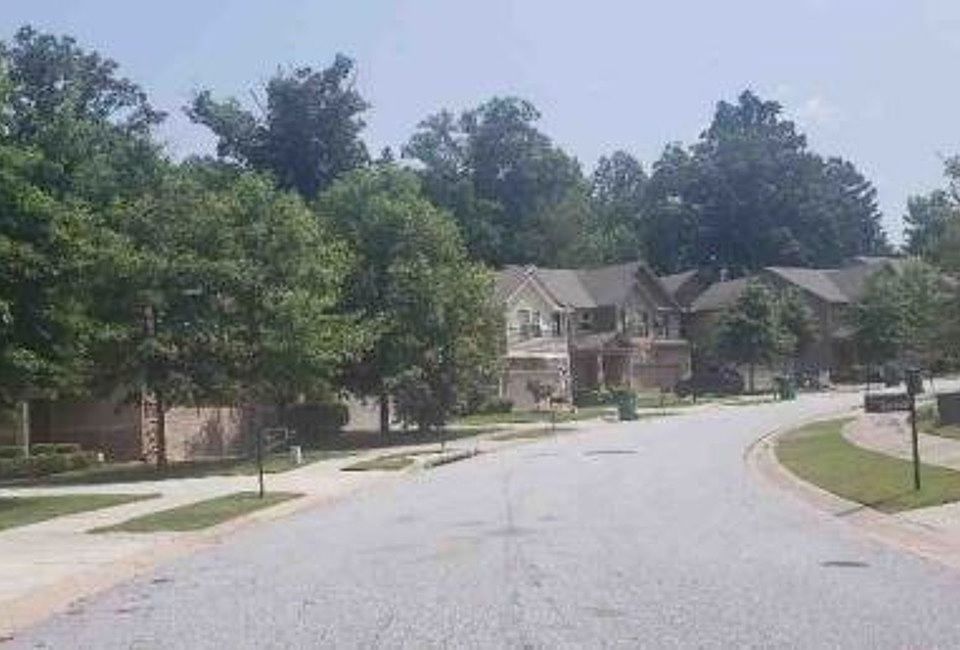 Exterior Neighborhood (street photo)
