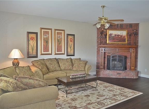 4th image of 1421 Woodmont Dr