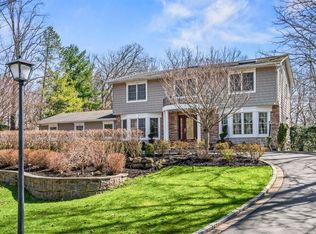 42 Wagon Wheel Ln, Dix Hills, NY 11746