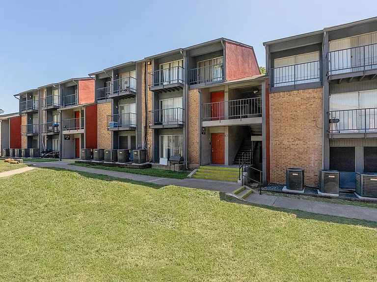 South Crest Apartments: All Bills Paid -Dazzling Dallas Apartments in Quiet Area! — Photo 45