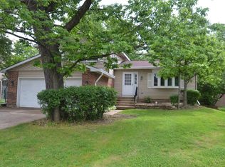 1055 W Park Place Dr, Bartlett, IL 60103