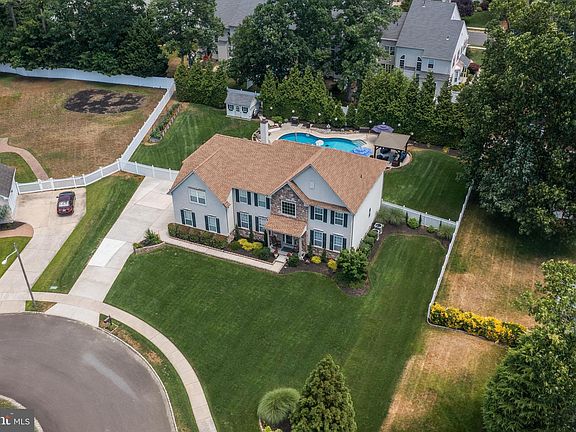 4th image of 8 Ardsley Pl