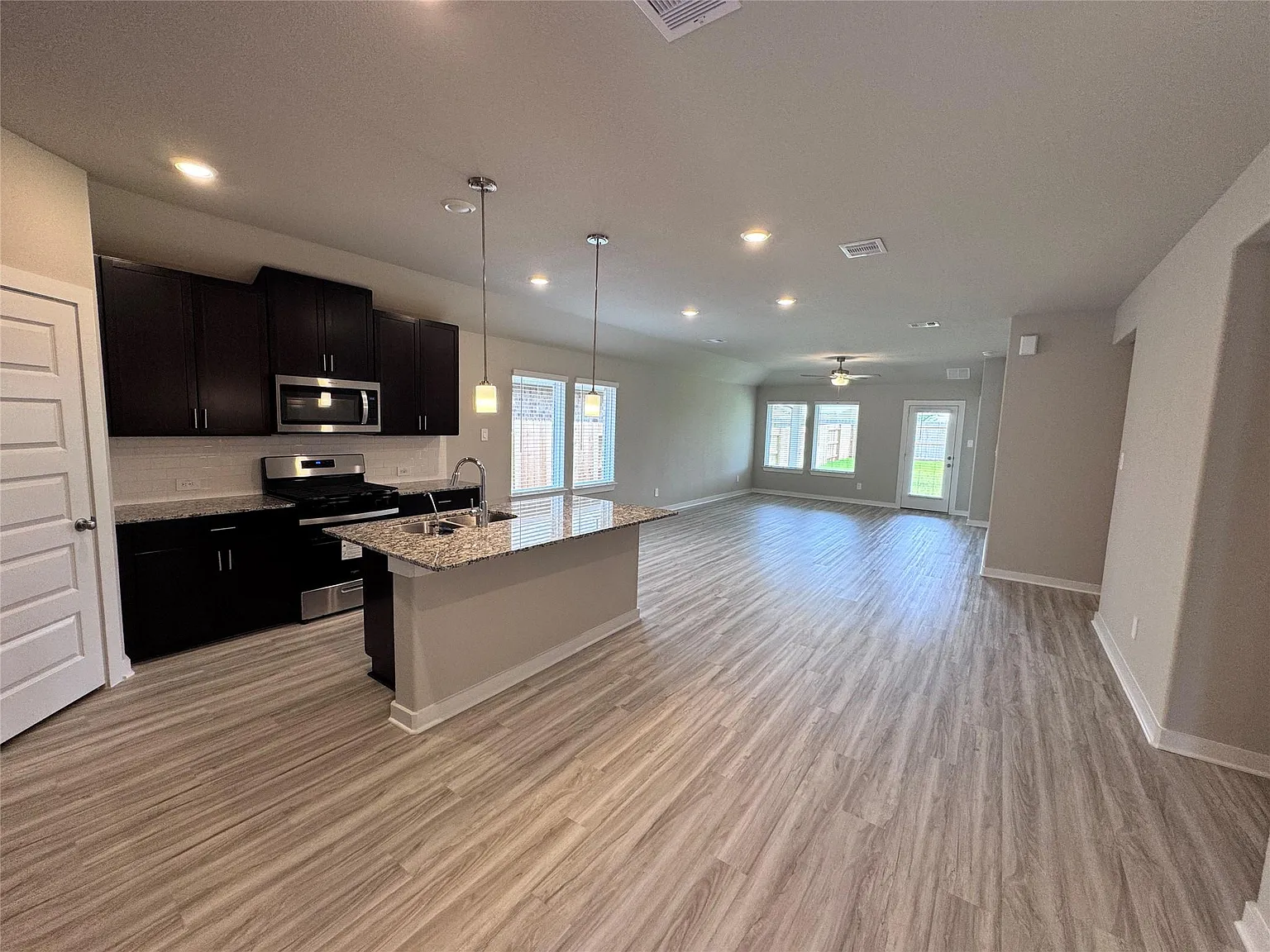 3 bed, 2.0 bath, 1831 sqft, $2,395 — Photo 3