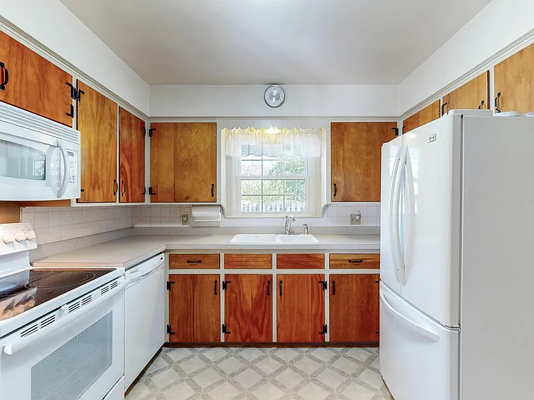 1835 Phelps Ave — Photo 8
