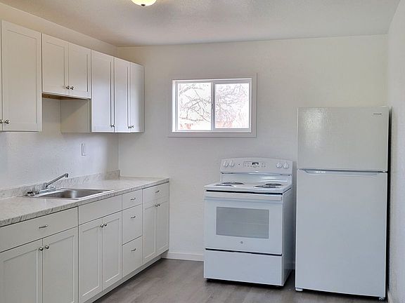 3rd image of 115 N Hinkle St #B