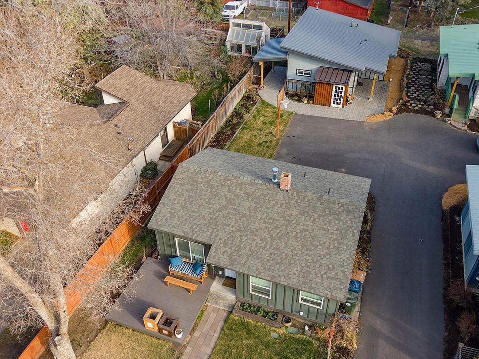1st image of 558 NE Lafayette Ave
