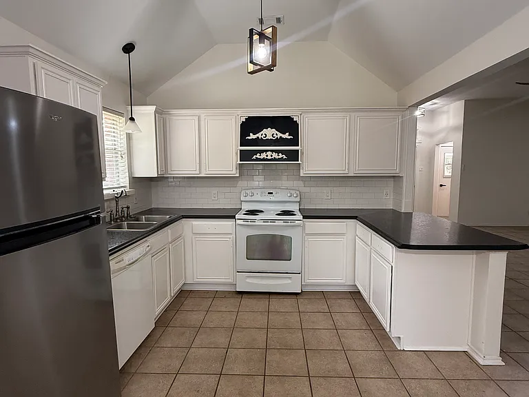 820 Hillside Dr — Photo 13