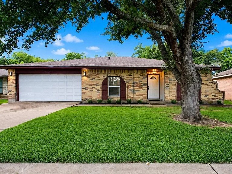 215 Redbud Cir — Photo 1