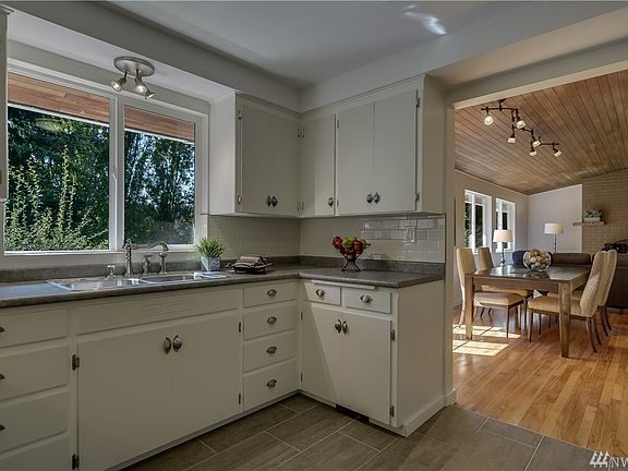 3rd image of 18723 Kenlake Pl NE