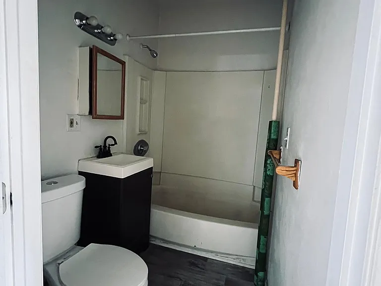 1475 Dwight St #2L — Photo 6