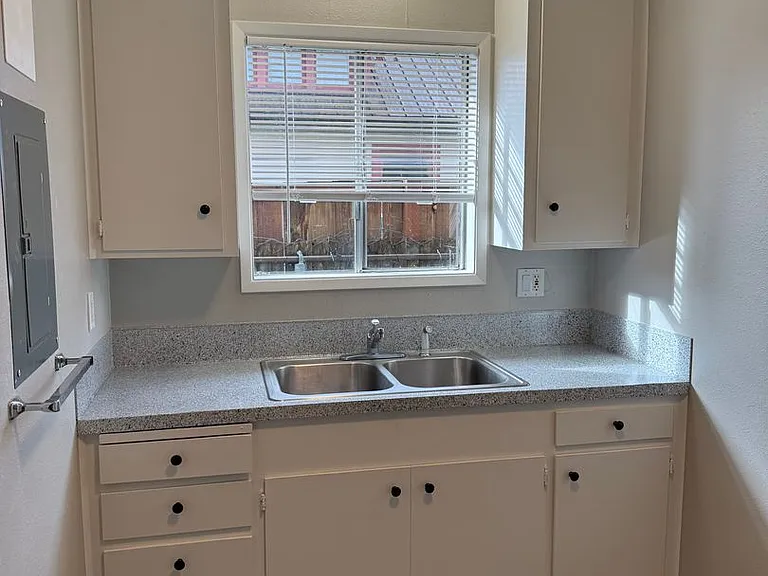 P117 - Gardenside Apartments — Photo 9
