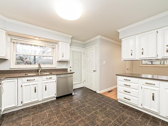 5th image of 1214 Carrousel Dr E