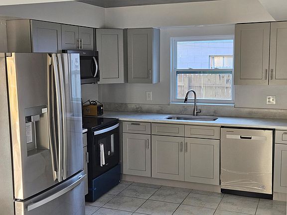 2nd image of 908 Field St