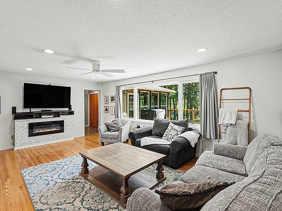 5th image of 2409 Gilbert Ln