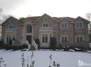 6 Edwards Ln W, Blue Point, NY 11715