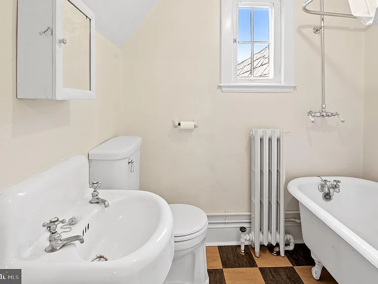 7704 Crossland Rd — Photo 49