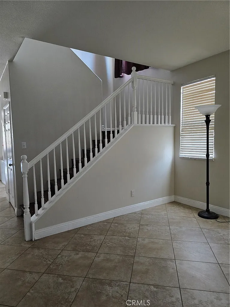 5 bed, 2787 sqft, $3,395 — Photo 3