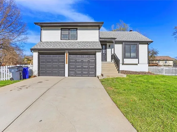 15207 S Navaho Dr, Olathe, KS 66062