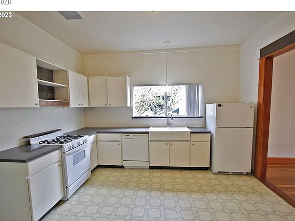 5th image of 8415 SE 17th Ave